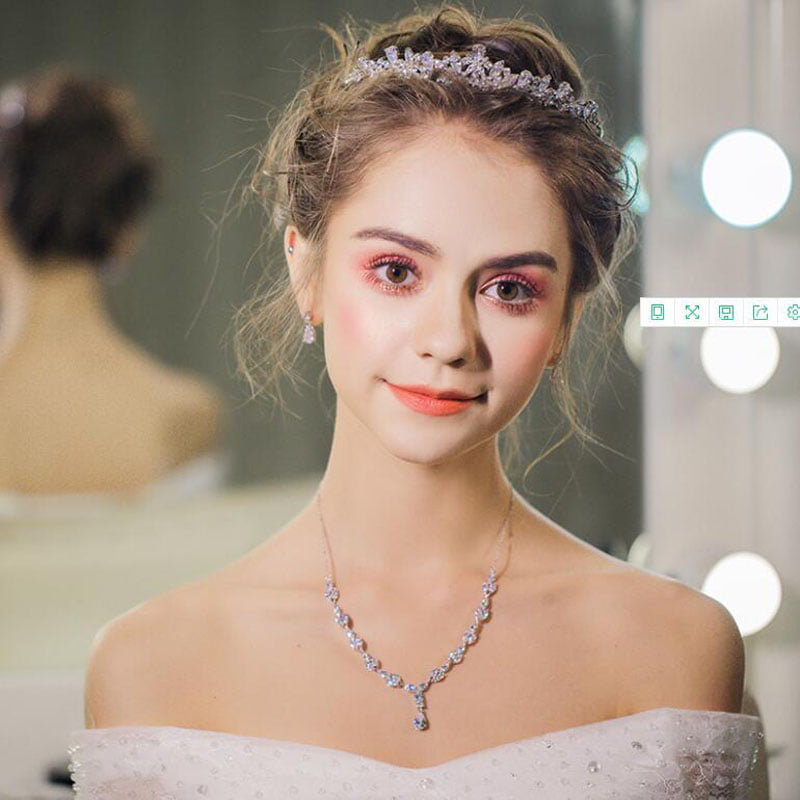 Bride wearing Heirloom Tiara for her Wedding