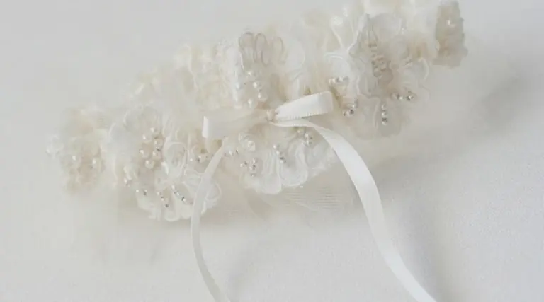 White Lace Vintage Wedding Garter Set with Satin Ribbon - White Tossing &  Keepsake Garter